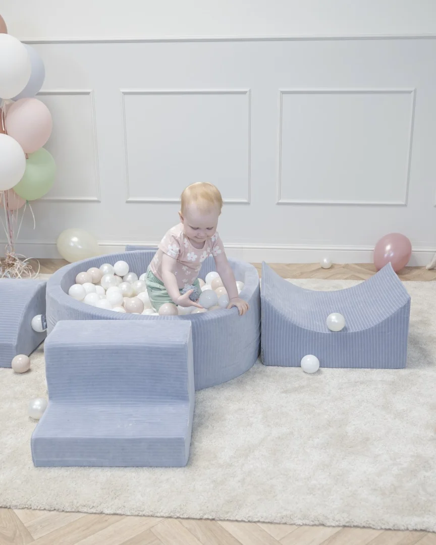 Ball-pit play set with balls