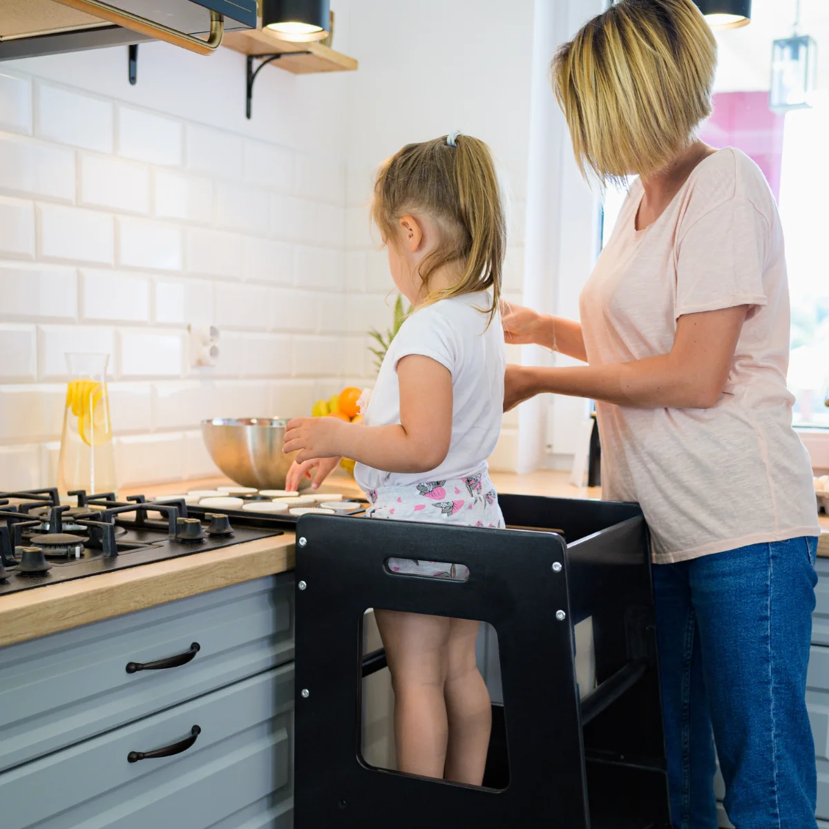 Child baking with mum on a black KiddyMoon learning tower