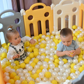 Playpen Box Foldable for Children with Plastic Colourful Balls, white-yellow: white-yellow-babyblue-powder pink-turquoise, 6 + 2 Panels/100 Balls